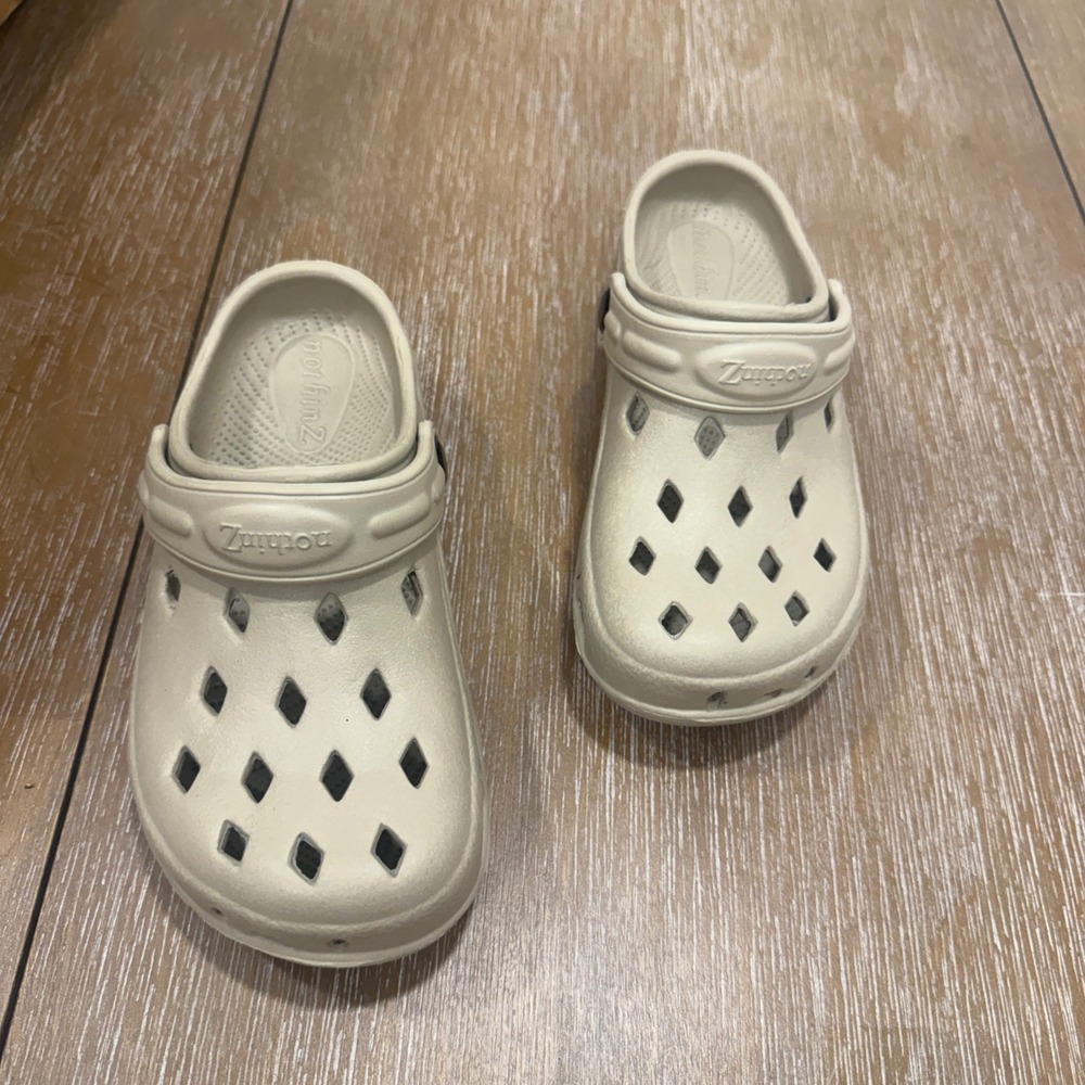 NothinZ Kids Clogs Shoes J4 L6 Beige Diamond Cutout Slip‎ On